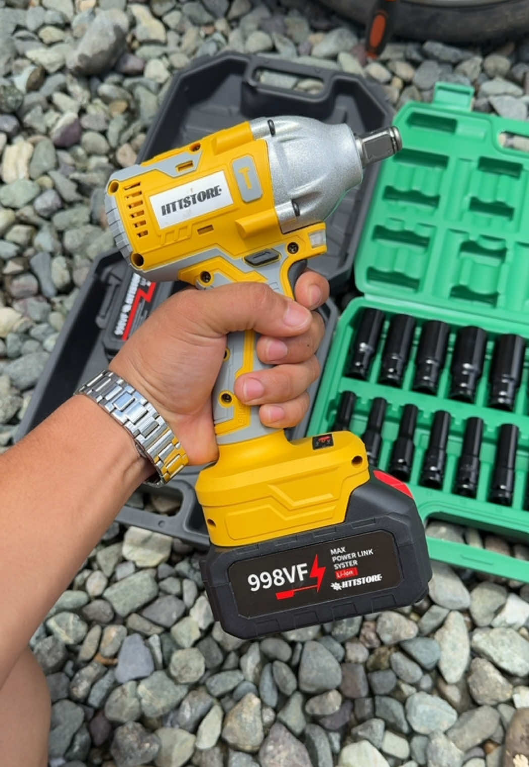 Brushless na Kaya matibay tahimik matagal malowbat at malakas Ang makina.. Eto Ang HTT CORDLESS IMPACT WRENCH  #cordlessimpactwrench #impactwrench #socketwrench #tools #brushlessimpactwrench 