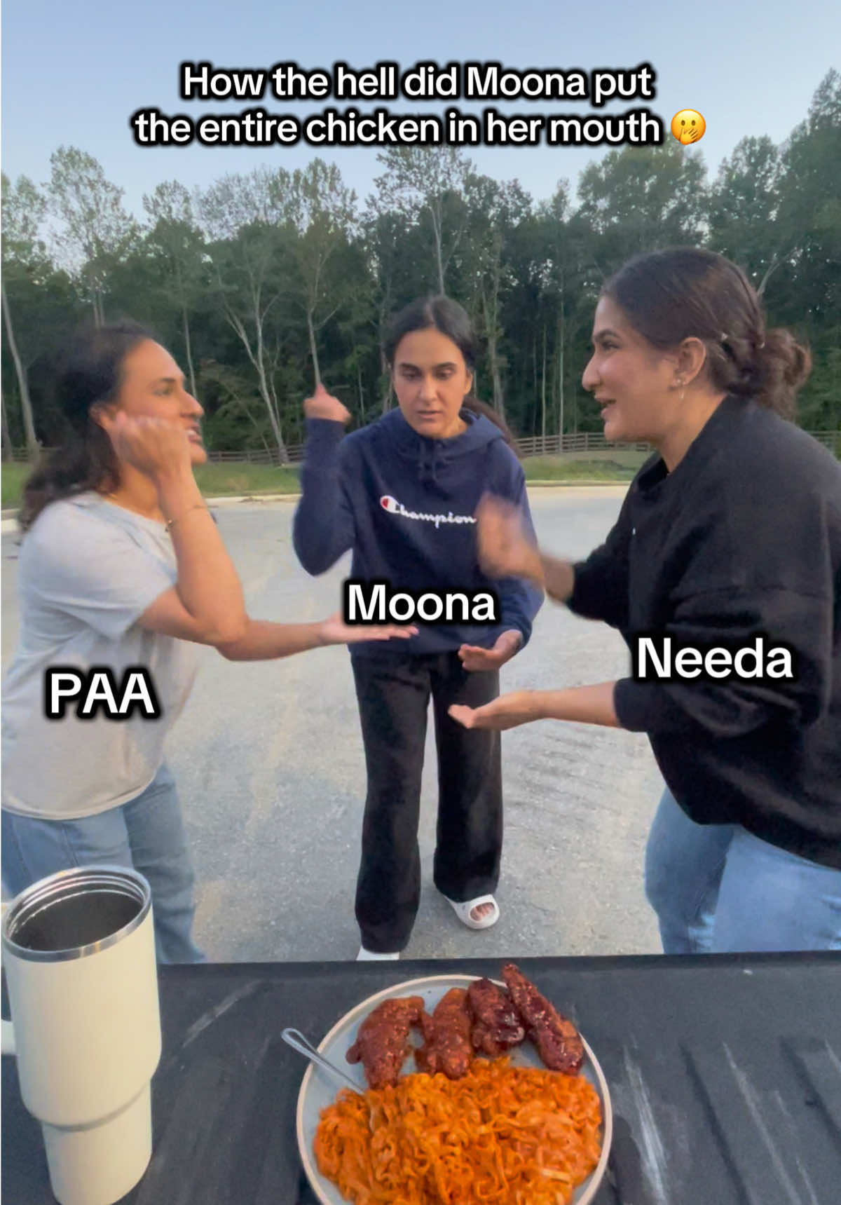 How the hell did @MOONA put the entire chicken in her mouth 🫢 If you’re in the DMV tag a spot we should try next 👀 @Taaabbbyy @needalivelife  #rockpapersissorschallenge #food #sisters #foodchallenge #rockpaperscissors 