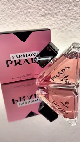 Prada Paradoxe combina pera jugosa 🍐, flor de azahar 🌸 y ámbar cálido, creando un aroma dulce, elegante y sofisticado. Perfecto para citas, eventos o simplemente para sentirte única cada día 💖 📩 Escríbenos y descubre esta fragancia en presentación de 5ml, con más de 100 atomizaciones para ti. #PradaParadoxe #PerfumesOriginales #DecantsMexico #FraganciasDeMujer #PerfumeFemenino   