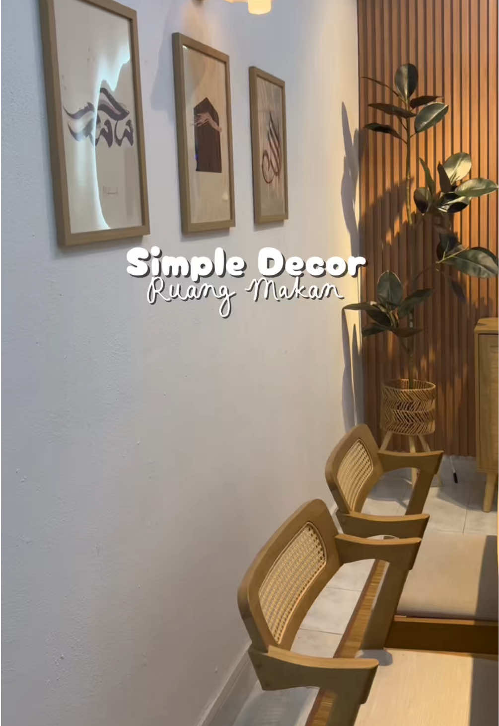 Replying to @Mira 𐙚 ̊ | Homeku.heavenku Sorry la kita tak boleh nak move on lagi 🥹simpan sini sebagai kenangan dari awal sampai sekarang duk decor area sini 🥹 Sekarang baru rasa puas hati ye,  lawa sgt tau led halfmoon mirror dari @iPainterDIY ni, mmg nampak mewah ruang sini 🥹 Cuba teka lepas ni nk tukar apa pulak? 😝 #Home #homedecor #homedecorideas #simpledecor #rumahminimalis 