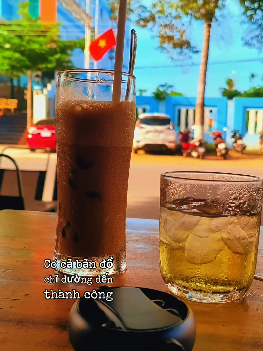 Không có dù thì phải học cách chịu ướt không có dù thì phải ngẩng đầu lên...#dongluc #ngamnghi #trietlycuocsong #caunoihay 