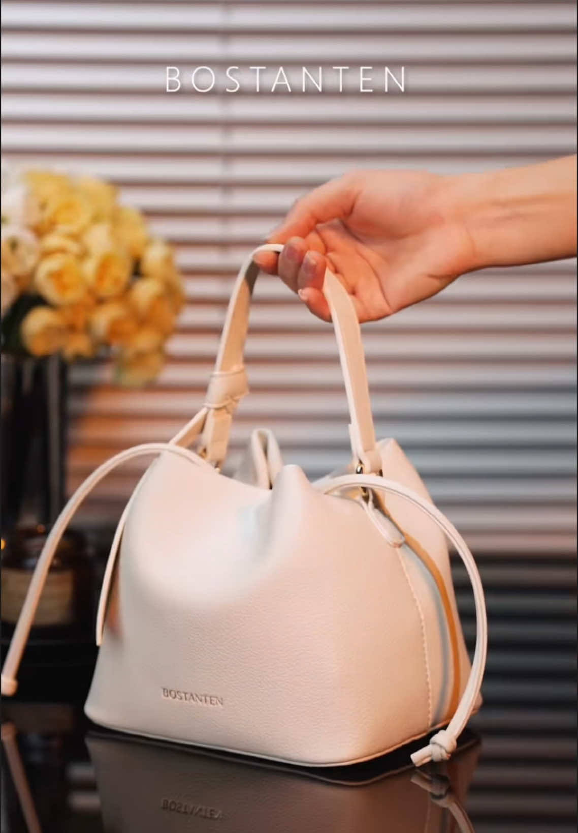 BOSTANTEN ရဲ့ရေပုံးအိတ်လေး 😍🤍 သူလေးက cross bag လေးမို့ကြိုးအရှည်တစ်ချောင်းပါပါဦးမယ်ရှင့် ✅♥️ ပေါပေါ့ပါးပါးနဲ့ ပစ္စည်းတွေလည်းအများကြီးဆံ့တယ် 🥰 Official 6 colors available 🌸🤍 Sale Price ~ 56000mmk  @💫 Nang 💫 #bostanten #mossdoom 