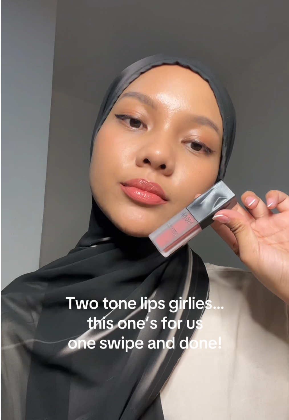 Bye-bye two tone👋 Hello smooth glossy lips 💕 #makeoveramplify #makeovermastershade #mymastershade #lipgloss #makeoverid