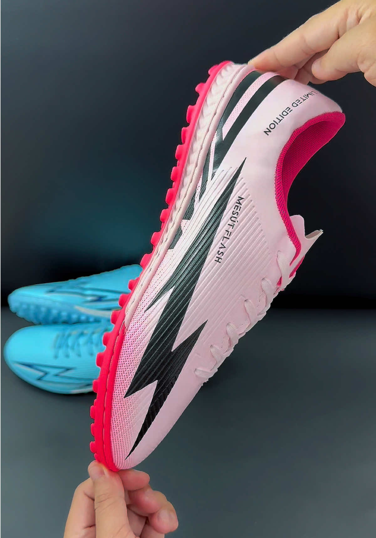 Lên cho anh em mẫu giày đá bóng Mesut Flash phiên bản cổ thấp #BóngĐá #Football #giàyđábanh #reviewgiaydabanh #giàyđábóng  