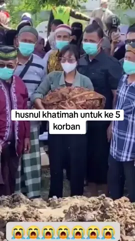 pamakaman 5 korban pembunuhan di Indramayu 😭😭😭 smoga Husnul khatimah ,di terima amal ibadah nya ,surga untuk ke 5 korban aminnn  #korbanpembunuhan  #indramayuviral  #indramayu  #fypage #fyppppppppppppppppppppppp #fypdongggggggg #fypシ゚viral 