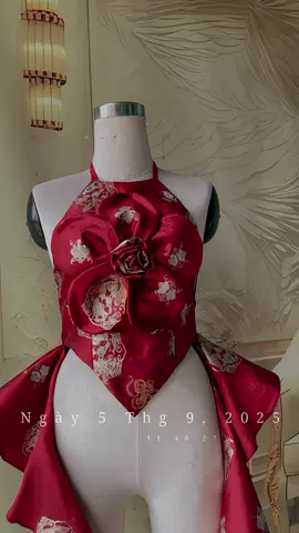 Ko ngớt việc , e vẫn đang cố gắng may nốt lô cũ để trả cho kịp các chị 🥲