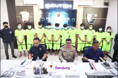 📍 Bandung Polisi Jawa Barat menetapkan 11 orang tersangka usai aksi unjuk rasa di DPRD Jabar, 29 Agustus lalu. 👮‍♂️ Mereka diduga menyebarkan konten provokatif dan ujaran kebencian melalui media sosial. 📱 Barang bukti berupa ponsel, bom molotov, hingga akun media sosial diamankan polisi. ⚖️ Para tersangka dijerat UU ITE dan KUHP dengan ancaman hukuman maksimal enam tahun penjara. 🙏 Polisi mengimbau masyarakat bijak bermedia sosial dan tidak mudah terprovokasi. (Sumber Bid Humas Polda Jabar)