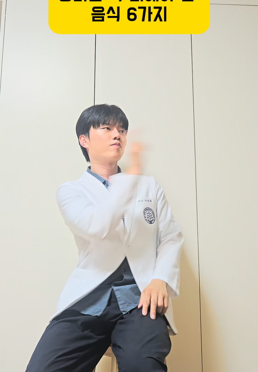 💥 생리 전에 피해야 할 음식 6가지 & 대체템! 1⃣ 커피 → ❌ 불면·가슴통증 👉 대체: 캐모마일차 🌼 2⃣ 떡볶이(매운맛) → ❌ 부종·감정기복 👉 대체: 순한 김치유부우동 🍜 3⃣ 치킨 → ❌ 생리통·속 더부룩 👉 대체: 구운 닭가슴살 🍗 4⃣ 초콜릿 → ❌ 여드름·우울감 👉 대체: 견과류 + 고구마  🍠 5⃣ 불닭볶음면 → ❌ 위통·자궁수축 👉 대체: 오트밀죽 or 바나나🥣🍌 6⃣ 피자 → ❌ 복부팽만·피부 트러블 👉 대체: 써브웨이 베지🌯 -------- 📌 자극적인 음식, 당기더라도 생리 전에만큼은 피해주세요. 내 몸이 먼저예요. 👉 그럼 대체 뭘 먹으라는 거냐고요? 남자친구가 사주는 소고기요~🥩💕 #건강정보 #생리통 