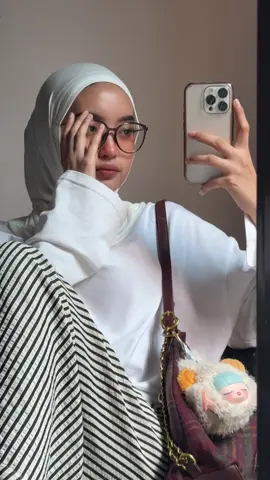 jatuh cinta bgt sama hijabnya😭☝🏻
