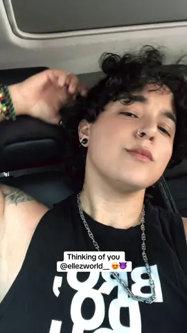 Find me, and come give me a juicy besito amor!! #wlw @Ellezworld__👑👠💋 