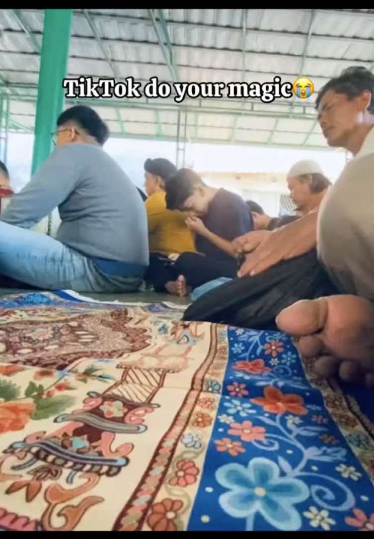 Tolooongggg 😭😭😭#tiktokdoyourmagic #jumatan #masukberanda 