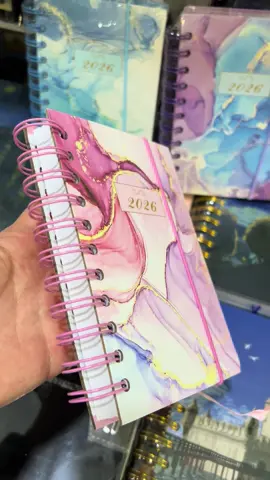 AGENDA 2026 de bolsillo 𝙼𝙰𝚁𝙼𝙾𝙻, con espiral doble, pasta dura, viene diaria, incluye su liga, (3 modelos diferentes).🩵🩷💜✨ $39. ❤️PRODUCTOS NUEVOS DE ALTA DEMANDA❤️ 🦁𝙽𝙾𝚅𝙴𝙳𝙰𝙳𝙴𝚂 𝙻𝙴𝙸𝙾𝙽 𝙻𝙴𝚂 𝙾𝙵𝚁𝙴𝙲𝙴: GRAN VARIEDAD EN PRODUCTOS DE IMPORTACIÓN, PAPELERÍA Y EXTENSO SURTIDO DE LIBRETAS DE TODO TIPO.📚📒🗒️🛍️🛒 📍UBICADOS EN CDMX PLAZA MESONES 129 LOCALES 130 y 131 4TO PASILLO. LOCAL 554 DENTRO DE LA MISMA PLAZA SOBRE PINO SUÁREZ 46.  ENVÍOS A TODA LA REPÚBLICA.🚚📦 📱CATALOGO A LOS NÚMEROS: ⁨⁨⁨ ⁨⁨55 6815 7318⁩. 55 6210 0196. #fyppppppppppppッ #Agenda2026 #libretascreativas #papeleriabonita #agenda 