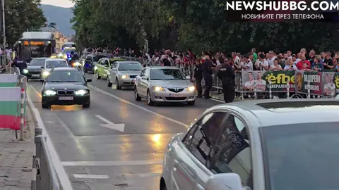 Автобусът на България пристигна на „Васил Левски“ преди сблъсъка с Испания ( видео)  Българският национален отбор вече е на Националния стадион „Васил Левски“. Автобусът с футболистите на „лъвовете“ пристигна малко след този на Испания, а играчите бяха посрещнати с бурни аплодисменти и скандирания от верните фенове. Видео: newshubbg.com 