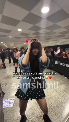 eunchae covering herself after she did it😭 credit for videos: samshimii and unscriptaed on twitter ❤️ #lesserafim #eunchae #sakura #kazuha 