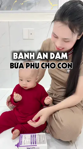 mẹ ăn thử còn ghiền nữa là con, đưa cơm cháo thì lắc đầu, mà bánh NutriAZ là bé cứ cầm ăn tới tấp 😍 #mevabe #mebimsua #banhandam #banhandamnutriaz #nhacocamathi  @Nhà CoCa Mắt Hí 