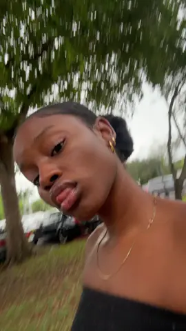 Je vérifiais derrière avant de faire des grimaces lol