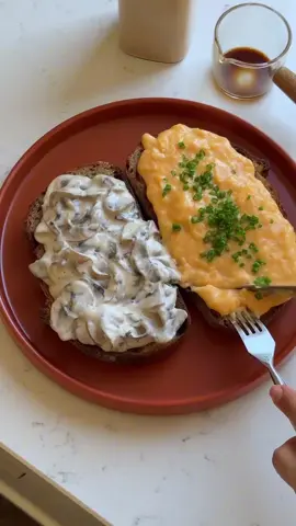 Tосты с грибами и скрэмблом 🥪 ингредиенты: Хлеб  на закваске – 2 ломтика Сливочное масло – 2 ст.л + смазать тосты Шампиньоны – 6-7 шт Яйцо –  3 шт Сливки  20% комнатной т – 150 мл Соль, сушеный чеснок, перец по вкусу Лук зеленый – для украшения 1. Смазываем тосты сливочным маслом. Выкладываем в сковороду и обжариваем с обеих сторон. 2. Нарезаем шампиньоны ломтиками. Растапливаем 1 ст.л сливочного масла в сковороде, добавляем грибы и на высоком огне обжариваем, пока не испарится лишняя вода. 3. Добавляем соль и специи, вливаем сливки и перемешиваем, пока соус не загустеет. 4. Разбиваем яйца в миску, хорошенько взбалтываем вилкой. 5. Растапливаем 1 ст.л масла в сковороде (огонь выше среднего). Вливаем яйца и сразу убавляем огонь до ниже среднего. Начинаем двигать смесь лопаткой, не давая ей пристать к сковороде. 6. Выкладываем на тосты грибы и скрэмбл, украшаем зеленым луком. #завтрак #тост #пп #рецепт #вкусно 