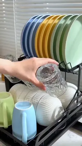 Amiga, imagina ter uma cozinha organizada, linda e sem bagunça na pia por só 80 reais! 😍 Esse escorredor de 2 andares tem espaço pra tudo: pratos, copos, talheres, panelas e até tábua de corte. E o melhor: drenagem automática direto pra pia. É luxo com preço de achadinho! 🍽✨ #achadinhododia #tiktokshop #escorredordelouça #viralizando #cozinhaorganizada ”