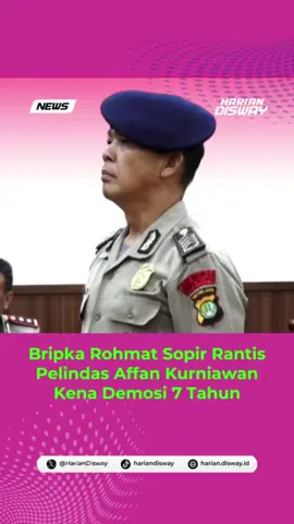Satu lagi anggota Brimob dijatuhi sanksi atas insiden tewasnya Affan Kurniawan, pengemudi ojek online (ojol) yang dilindas kendaraan taktis (rantis) milik aparat saat pengamanan aksi pada Kamis, 28 Agustus 2025. Anggota tersebut adalah Bripka Rohmat. Melalui sidang Komisi Kode Etik Profesi (KKEP) Polri yang digelar di Mabes Polri, Kamis, 4 September 2025, Bripka Rohmat dijatuhi sanksi demosi selama tujuh tahun. Ia dinyatakan melanggar etika dan kode profesi karena bertindak tidak profesional dalam penanganan massa aksi. Sebelumnya, Kepala Biro Penerangan Masyarakat Divisi Humas Polri Brigjen Pol Trunoyudo Wisnu Andiko, menyampaikan bahwa Rohmat telah dikenakan sanksi penempatan khusus (patsus) selama 20 hari, terhitung sejak 29 Agustus hingga 17 September 2025. “Mutasi bersifat demosi selama tujuh tahun, sesuai dengan sisa masa dinas pelanggar di institusi Polri,” ujar Trunoyudo. Kasus ini menjadi sorotan publik karena menyangkut tindakan aparat yang berujung pada hilangnya nyawa warga sipil. Polri menegaskan bahwa sanksi ini merupakan bagian dari komitmen institusi dalam menegakkan akuntabilitas, profesionalisme, dan disiplin di tubuh kepolisian. Narasi: Naifa Salsabila Grafis: Ahmad Raya Videografer: Asif Mahmud #HarianDisway #DiswayNews #demosi #BripkaRohmat #AffanKurniawan 