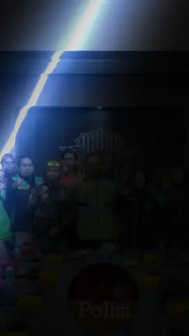 Ojol Apresiasi Program Polantas Menyapa, Dorong Edukasi dan Sinergi Keselamatan Jalan Jakarta – Korlantas Polri menggelar kegiatan Polantas Menyapa dengan melibatkan komunitas ojek online (ojol) di Gedung NTMC Korlantas Polri, Jakarta, Kamis (4/9/25). Kegiatan yang dipimpin langsung Kakorlantas Polri Irjen Pol Agus Suryonugroho itu mendapat apresiasi dari para perwakilan komunitas ojol karena dinilai bermanfaat dalam memperkuat pemahaman keselamatan berkendara sekaligus mempererat sinergi dengan kepolisian. Indra Sugandi, perwakilan dari basecamp Garong Bage Grawa Kalong sekaligus aktivis keselamatan lalu lintas Jabodetabek, menegaskan pentingnya pembekalan pengetahuan bagi para pengemudi ojol.  