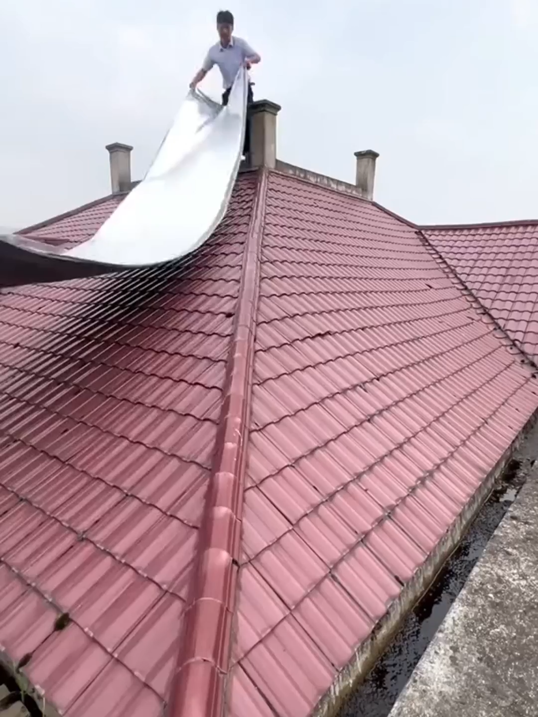Băng keo chống thấm mà bền 10 năm, nhà em dùng 5 năm rồi vẫn y nguyên. Đáng đầu tư lắm.