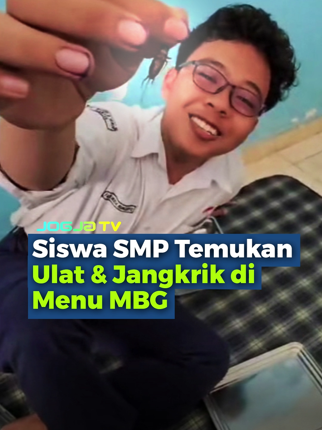Heboh siswa SMP di Bantul menemukan ulat dan jangkrik dalam menu Makan Bergizi Gratis (MBG). Usai kejadian ini, pihak SPPG kemudian meminta maaf kepada sekolah dan akan memperketat pengawasan pendistribusian makanan. - Menu Makan Bergizi Gratis yang diterima siswa SMP Negeri 2 Sewon, Bantul, pada Rabu siang menjadi sorotan. Pasalnya, di dalam makanan yang diberikan tersebut ditemukan hewan, mulai dari ulat hingga jangkrik. Video yang merekam kejadian itu kemudian menyebar ke masyarakat. Kepala SMP Negeri 2 Sewon, Susi Daryanti, mengatakan temuan tersebut sudah terjadi tiga kali di waktu berbeda. Kejadian pertama, siswa menemukan ulat pada sayuran sawi putih tanggal 27 Agustus lalu. Kejadian kedua, ada telur lalat pada menu dori teriyaki tanggal 28 Agustus 2025. Sedangkan pada 2 September lalu, ditemukan jangkrik di dalam menu tahu goreng yang disajikan. - Pihak sekolah telah melaporkan temuan ini ke Dinas Pendidikan, Kepemudaan, dan Olahraga serta SPPG sebagai penyuplai MBG. Kini, pihak sekolah meminta siswa lebih berhati-hati sebelum mengonsumsi makanan bergizi gratis yang diberikan, dengan melakukan pengecekan terlebih dahulu. - Sementara itu, pihak pengelola Satuan Pelayanan Pemenuhan Gizi (SPPG) mengaku telah meminta maaf kepada pihak sekolah. Ke depan, SPPG berjanji akan memperbaiki layanan MBG. Untuk mencegah kejadian serupa, SPPG akan memperketat quality control pada setiap makanan yang didistribusikan ke sekolah-sekolah. #jogjatv #seputarjogja #beritabantul #bantul  #MBG