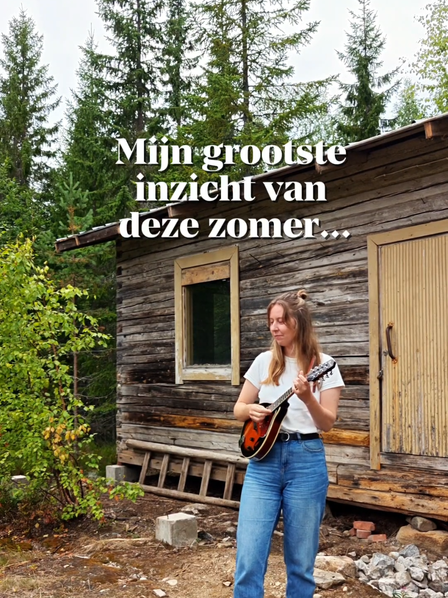 ✨Mijn grootste inzicht van deze zomer...✨ In de natuur wordt alles relatief. Als je daar dan staat, op de top van een berg, met uitzicht op de fjorden en nog hogere bergen om je heen, na een 3 uur durende hike, dan besef je pas hoe klein je bent. Vooral als je dan ook nog in de verte een paar mensen ziet lopen, die zo klein lijken als een mier. Alle problemen die je in je drukke, stadse leven kan hebben, vallen opeens in het niets. Je gaat je afvragen waar je je de hele dag zo druk om maakt. Heel fijn om af en toe te realiseren dat de meeste zorgen/problemen maar heel klein zijn♥️ en de meeste problemen ook niet zo belangrijk☀️ #Summer #inzicht #marismae #countryfolk  #dutchsingersongwriter 