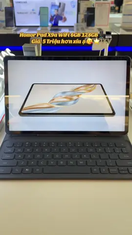 5 Đ𝙞ể𝙢 𝙣ổ𝙞 𝙗ậ𝙩 đá𝙣𝙜 𝙘𝙝ú ý 𝙫ề 𝙃𝙤𝙣𝙤𝙧 𝙋𝙖𝙙 𝙓9𝙖 𝙒𝙞-𝙁𝙞 6 𝙂𝘽 / 128 𝙂𝘽 ⭐️⭐️🌷 1. Màn hình lớn và mượt mà Honor Pad X9a sở hữu màn hình IPS 11,5 inch với độ phân giải 2,5K (1504 × 2508 px) và tần số quét cao 120 Hz, giúp hiển thị sắc nét và chuyển cảnh rất mượt mà, rất lý tưởng cho việc lướt web hoặc xem video.     ⸻ 2. Vi xử lý Snapdragon 685 tiết kiệm, hoạt động ổn định Trang bị chip Qualcomm Snapdragon 685 tiến trình 6 nm, mang lại hiệu suất ổn định cho đa nhiệm nhẹ nhàng và giải trí cơ bản. Tuy vậy, máy sẽ hạn chế hiệu năng với các tựa game nặng hay chạy nhiều ứng dụng đồng thời.    ⸻ 3. Pin “trâu” và hỗ trợ sạc nhanh 35W Viên pin dung lượng lớn 8.300 mAh cho thời gian sử dụng cả ngày ở mức dùng nhẹ đến trung bình. Nếu cần sạc lại, công suất 35 W giúp phục hồi pin tương đối nhanh.    ⸻ 4. Phần mềm mới và giao diện thân thiện Máy chạy hệ điều hành Android 15 với giao diện MagicOS 9.0 tùy biến, nhẹ nhàng và nhiều tính năng như chia đôi màn hình, cửa sổ nổi, app nhân bản… Giao diện sạch, ổn định và hiện đại.   ⸻ 5. Thiết kế mỏng nhẹ, loa kép đủ dùng Máy có thân kim loại mỏng chỉ khoảng 6,8 mm, trọng lượng ~475 g, mang lại cảm giác cao cấp và thoải mái khi cầm lâu. Chất lượng âm thanh ổn, tuy không có âm trầm mạnh nhưng vẫn đáp ứng tốt cho nhu cầu xem phim hoặc nghe nhạc thông thường.    #fptshop #fptshopn#mtbd#honorpad