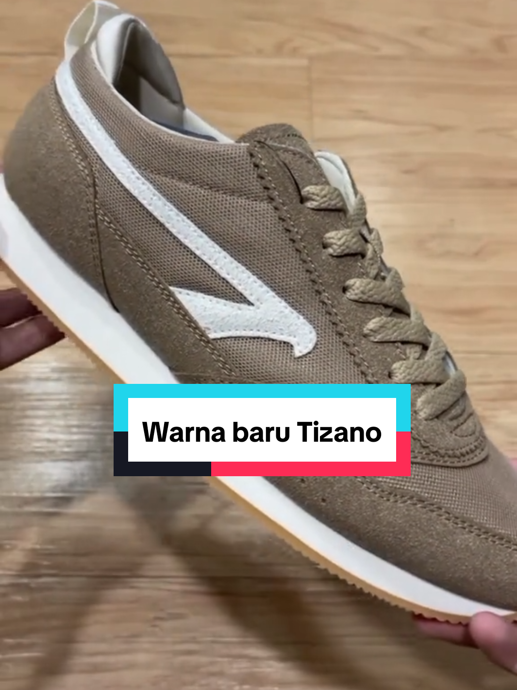 Warna beige dengan sedikit sentuhan putih dan emas, bikin Tizano terlihat berkelas! Bungkus sekarang di Brodo Kemang! #brodo #brodojakarta #brodokemang #sneakers 