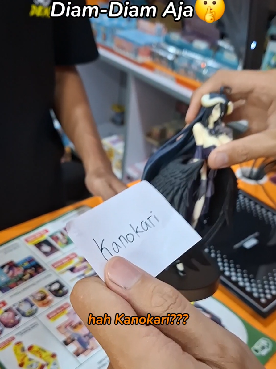 Ada yang pernah ngalamin, mau beli sesuatu tapi ga mau orang lain ada yang tau? 😂 Note : Cuma konten aja ya guys IB : @firhandsatrio  #kyouhobbyshop #anime  #wibu #otaku #meme 