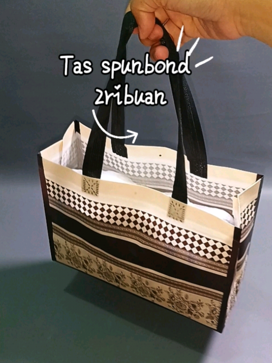 Tas spunbond harganya mulai dari 2ribuan.. tebal, kokoh, dan anti air #tasserbaguna #tasjinjing #tashampers #goodiebag 