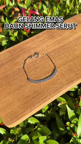 Mau tampil cantik tanpa ribet? 😍 Coba gelang Daun Shimmer Serut ini, modelnya elegan banget dan gampang dipaduin sama outfit apa aja. 💎 Emas asli, bisa dijual lagi kapan saja 💎 Model kekinian, cocok untuk semua usia 💎 Harga terjangkau, bisa jadi tabungan perhiasan Yuk langsung cek di Gloria Indah Ciputat ✨#promoseruweekend #gloriaindahciputat #fyp #jewelry #viral 