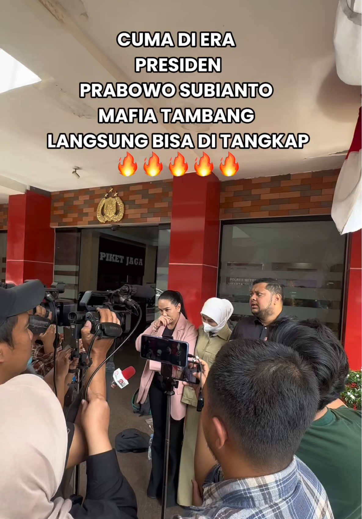 Terimakasih Mr President @prabowo , Terimakasih Polres Jakarta Selatan @polisijaksel .  Yang telah menangkap dan Mengamankan Mafia Tambang yang dimana orang ini sudah numpuk bnyak sekali para korban lainnya melaporkan tp sangat sulit sekali orang ini buat di tangkap dan di temukan . Dengan Kinerja Polres Jaksel yg luar biasa , Alhamdulilah kali ini dia sdh di Amankan di Polres Jaksel.  Dan Alhamdulilaj Laporan saya adanya Penangkapan Mafia ini dengan laporan Polisi saya , jadi bisa memudahkan Laporan2 orang lain ( Korban lainnya ) yg sedang berjalan terhadap Mafia ini jadi lebih mudah di periksa di laporan korban korban lainnya , MasyaAllah TabarakAllah 🙏🏻