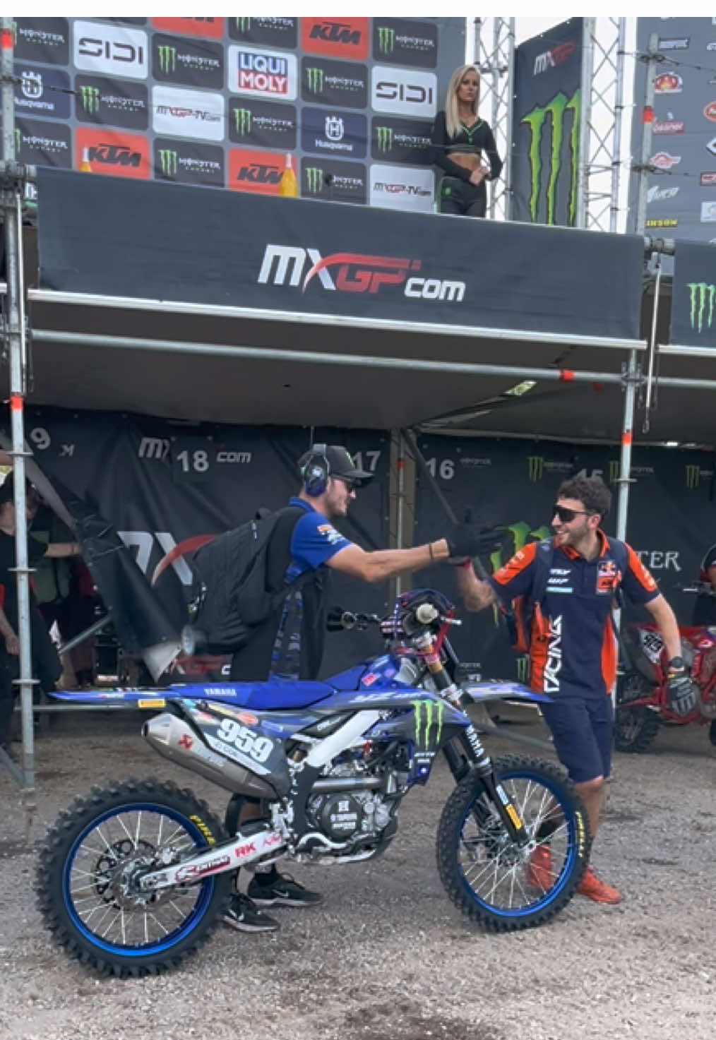 Yamaha YZ 450 F for four stroke Friday. Maxime Renaux’s (959) MXGP race bike & Calvin Vlaanderen revving his 450 tb to Arnhem 2025 🔵😎 #yz450f #yz450 #mxgp #4stroke #4tak 