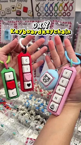 มี Keychain น่ารักๆใช้กันนรึยังน้าา✨💗 พิกัด Medium and More ชั้น 3 สามย่านมิตรทาวน์ 🫶🏻 #DIY #keyboardkeycaps #keyboardkeychain #mediumandmore 