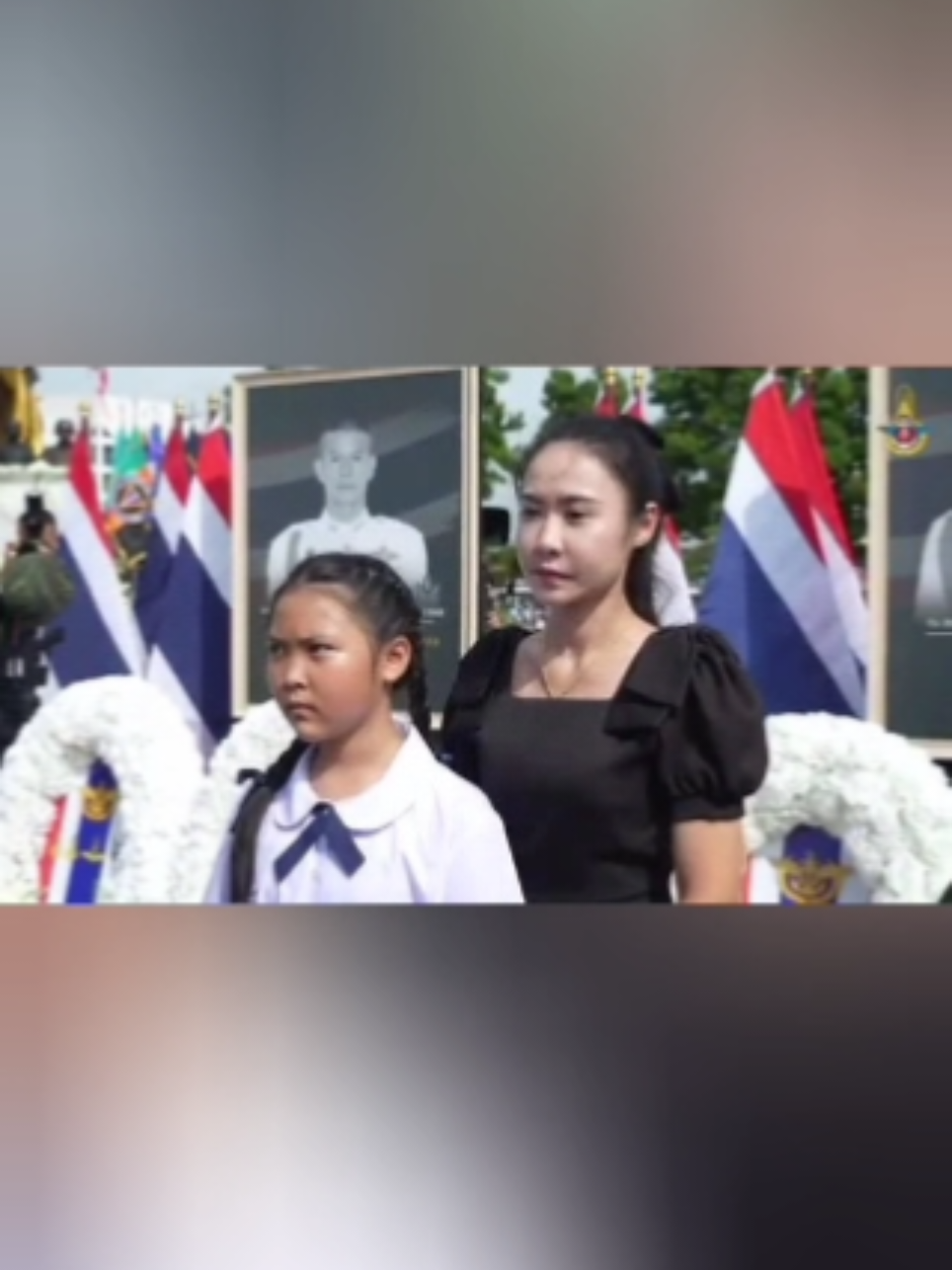 🇹🇭กองบัญชาการกองทัพไทย จัดพิธี “สดุดีวีรชนทหารกล้า และอาลัยประชาชนผู้บริสุทธิ์”🇹🇭  (5ก.ย.68) ณ กองบัญชาการกองทัพไทย ได้จัดพิธีสดุดีและไว้อาลัยต่อทหารกล้าผู้Wลีชีพ และประชาชนผู้บริสุทธิ์ที่เสีeชีวิตจากเหตุการณ์ความไม่สงUชายแดนไทย - กัมพูชา โดยมี พลเอก ทรงวิทย์ หนุนภักดี ผู้บัญชาการทหารสูงสุด เป็นประธานในพิธี เหล่าทัพ ทูตทหาร ส่วนราชการ หน่วยงานภาคเอกชน และกำลังพลข้าราชการ พร้อมด้วยพิธีบำเพ็ญกุศลทักษิณานุประทาน อุทิศส่วนกุศลแด่นักรบกล้าและประชาชนผู้บริสุทธิ์ ท่ามกลางบรรยากาศโศ กเศร้ า ครอบครัวของผู้สูeเสีeร่วมวางพวงมาลา แสดงความเคารพ และรำลึกถึงความกล้าหาญและการเสีeสละ เพื่อปกป้องผืนแผ่นดินไทย  🇹🇭The Royal Thai Armed Forces Headquarters organized the “Tribute to Our Heroic Soldiers and Mourning for Our Innocent People”🇹🇭 #สดุดีทหารกล้า  #วีรชนผู้กล้า   #กองทัพไทย   #ไทยนี้รักสงบแต่ถึงรบไม่ขลาด #ทหารหลังกองพัน       