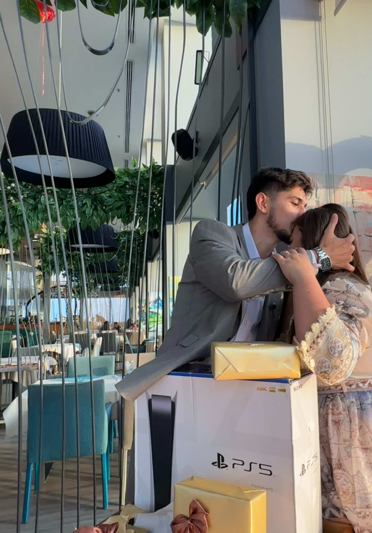 O menim xeyalımdaki evlilik teklifini, men onun neçe vaxtı istediyi bir hediyeni aldım.Sadece bir birinin xoşbextçiliğini düşünen bir çift♥️@Polad Hacıyev 