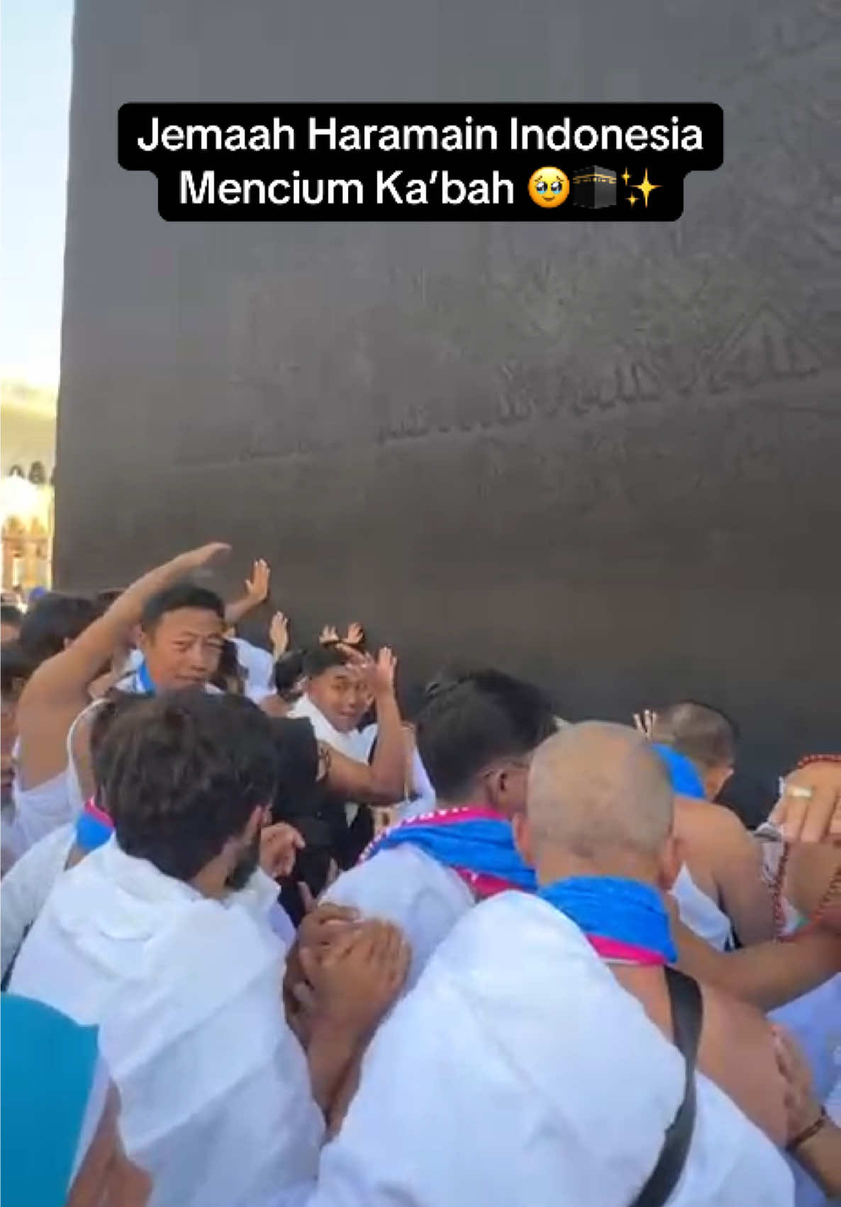 Ya Allah Ya Allah Rindu sekali 🥹 Alhamdulillah Jemaah Haramain berkesempatan mencium Ka’bah 🙏🏻Ka'bah adalah kiblat umat Islam di seluruh dunia, sebuah bangunan suci yang terletak di Masjidil Haram, Mekkah. Ka'bah menjadi pusat ibadah dan spiritualitas bagi umat Muslim, terutama saat haji dan umrah. Baitullah ini melambangkan kesatuan dan persatuan umat Islam di seluruh dunia. 🌙✨