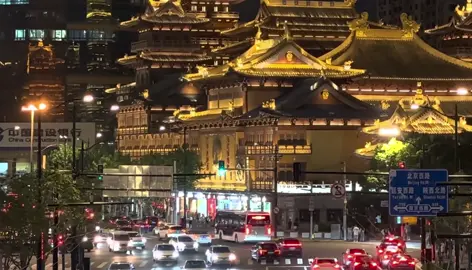 Chùa Tĩnh An (Jing’an Temple - 静安寺) ở Thượng Hải. ✨ Nằm ngay trung tâm thành phố (quận Jing’an), ngôi chùa này nổi bật với kiến trúc mái vàng rực rỡ, buổi tối lên đèn cực kỳ lung linh. Nó là một trong những ngôi chùa Phật giáo cổ nổi tiếng nhất ở Thượng Hải, vừa có vẻ cổ kính vừa nằm lọt thỏm giữa những tòa cao ốc hiện đại – tạo nên cảnh rất đặc trưng. #shanghai #dulichtrungquoc #trip 