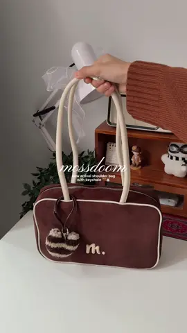 new arrival shoulder bag @MOSSDOOM.MY ni paling cute! siap ada sekali keychain 🤎 #mossdoom #mossdoombag #shoulderbag #handbag 