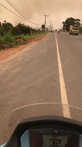 Telah terjadi kebakaran lahan di jln jurusan Pelaihari untuk titik air sulit