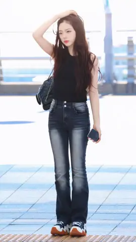 Yak! Park Jiwoo 💥 Masih kecil sudah semenawan ginii gayanya, gimana kalau udah legal nanti, huh? 🖤 #KYA #KiiiKiii #TiiiKiii #fyp 