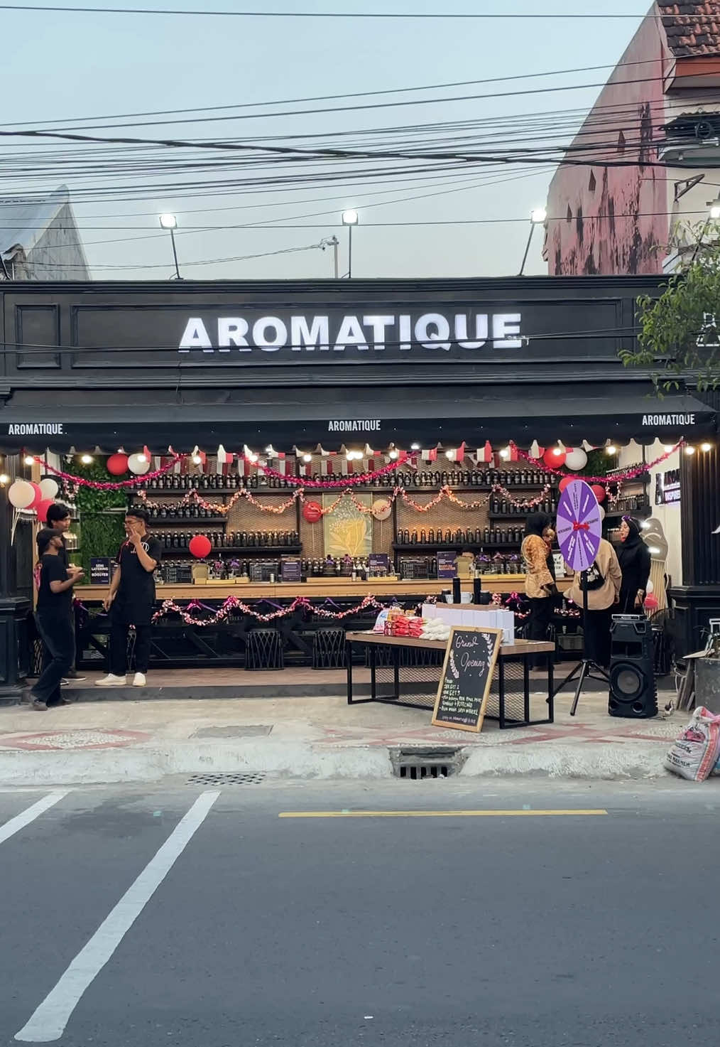 Baru di jogja nih store parfum mungil & lucu terlengkap dg harga murah meriah  📍Aromatique Parfume Parangtritis ⏰Setiap Hari 08.00-23.00 WIB #aromatiqueparfum #parfumjogja #jogja 