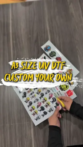 👤 : Berapa banyak gambar, logo, nama yang boleh letak? 🐻 : Depend pada saiz design yang awak request.  🔥 Sticker kami gunakan bersaiz 28 x 40cm ✅ 🔥 Tiada minimum order, kami kira 1pcs kertas sticker untuk berapa banyak design yang awak nak letak ✅ ✔️ Boleh custom design ikut nama, gambar, atau ikon kegemaran anak. ✔️ Warna terang & tahan lama – tak mudah pudar walaupun kerap digunakan. ✔️ Sesuai untuk labelkan botol air, bekas makanan, buku, alat tulis & barang peribadi. ✔️ Waterproof & scratchproof – tak risau rosak bila terkena air. 👉 Dengan sticker ni, barang anak-anak lebih tersusun, senang dikenali & comel bergaya! 🌈 #printingmurahjb #printingservicejohorbahru #fyppppppppppppppppppppppp #uvdtfsticker #stickernama 