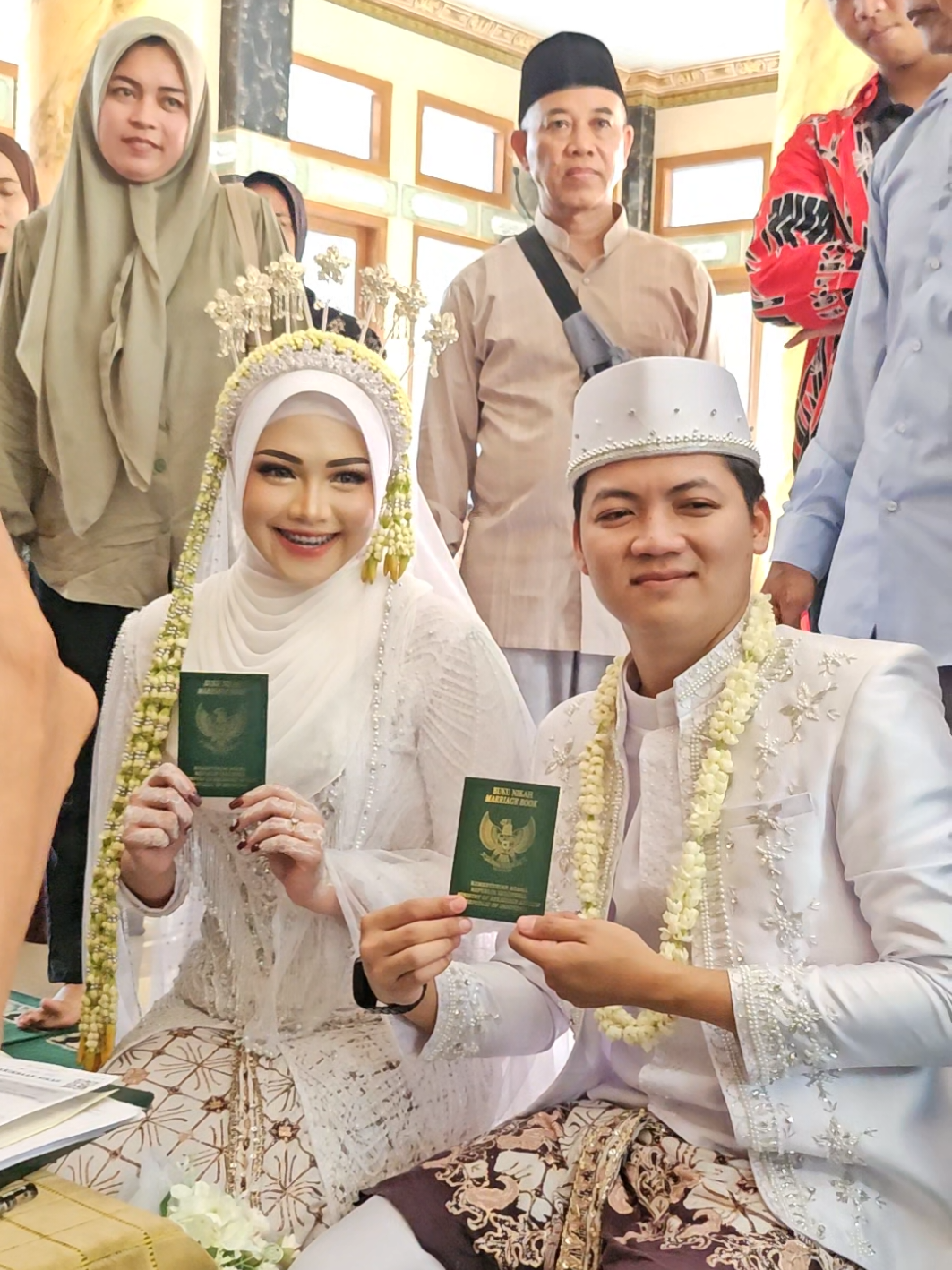 Kami berdua belajar,tumbuh,dan mencintai. Lindungilah pernikahan kami, yaAllah.🤲🏻🥹🤍 #nikah #fyp #viral 