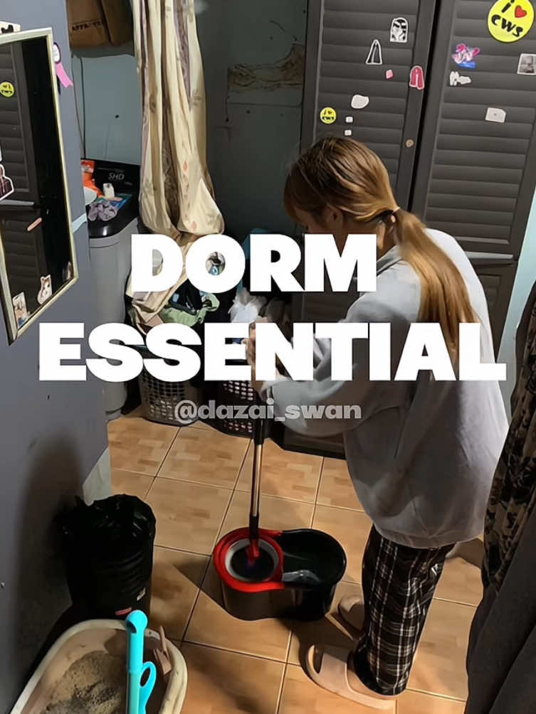 DORM ESSENTIAL | Rainy days mean malamig na hangin, tahimik na ambience, pero kasabay din ng basang sahig at putik na dala ng ulan. Kaya kahit cozy ang vibe, hindi mawawala yung need to keep the house clean and fresh. Good thing may spin mop na ready lagi—isang ikot lang, tanggal dumi, balik linis. Perfect partner sa tag-ulan, kasi nothing feels better than a clean floor habang umuulan sa labas!  #mopspinner #mop #dormessentials #musthave #tiktokfinds 