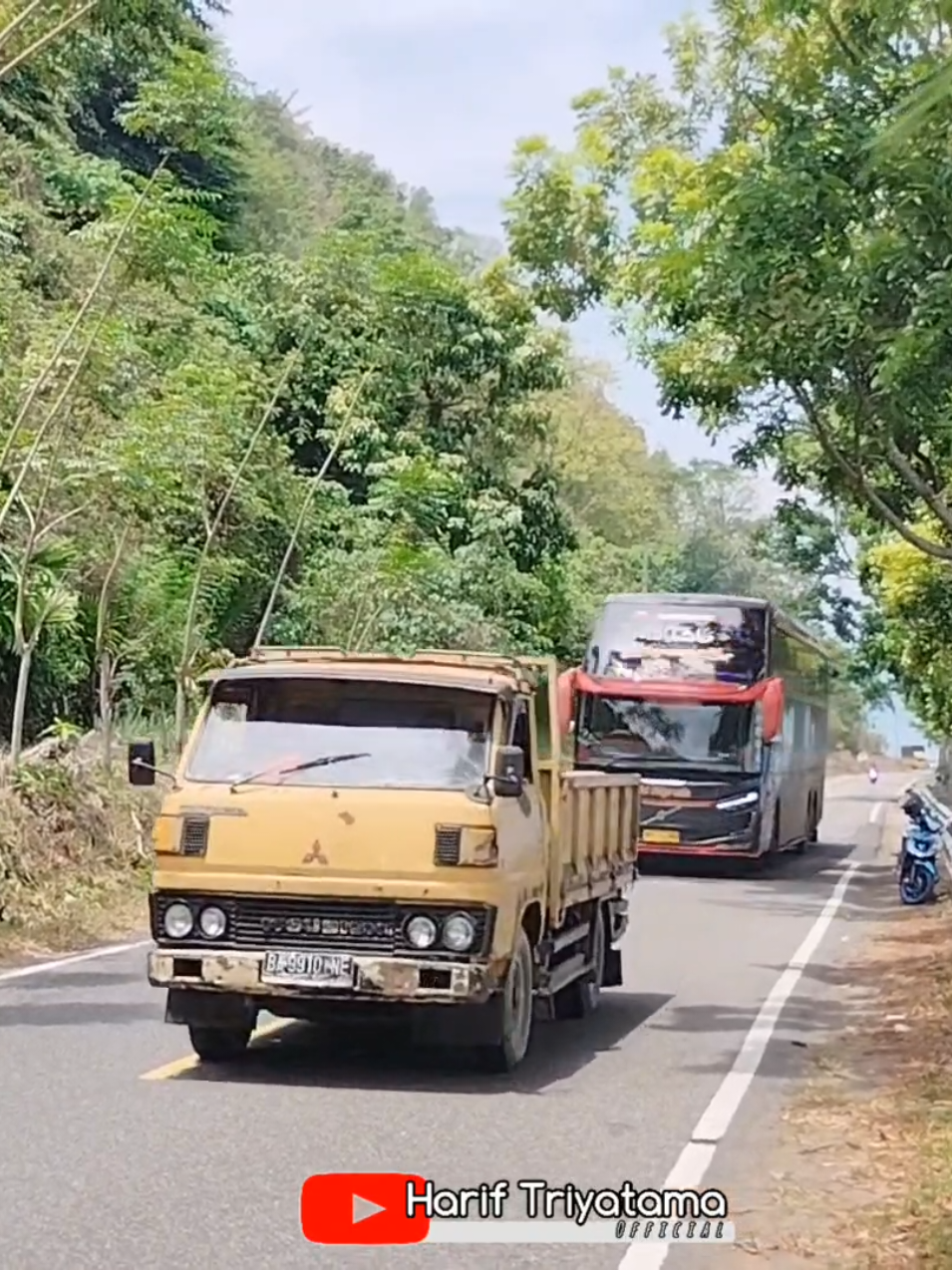 Edisi si hitam manis..🔥🔥 Chapunk>Bg mail<Bosnia  bg @dove_seelah @bintangshamoyank @suhtanmudha.hery  #alhijrahotobus #volvobus #bussumatera #premiumbus #alhijrahauliarahmah #fyp #busviral  @Cctv bataskota bareh Solok @🄲🄸🄼🄿🄾🅁🄾🄽🄶🄱🄰🅄🄾🄺 @꧁༺ʍǟɛʍ༻꧂ @cctv bajalan @putri enjelo @Sumatera Style @sigagok12 @mbahjetbus @hendry28channnel @uda.oezs 