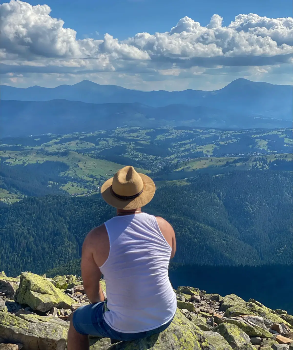 ⛰️ Кожна вершина – це виклик. Не завжди легко підніматися. Бувають моменти, коли здається, що сил більше немає. Але саме тоді гори перевіряють нас – чи готові ми йти далі. Вершина не лише нагорі. Вона всередині нас. Коли долаєш втому, страх і сумніви – стаєш сильнішим. І тоді підйом перетворюється на перемогу над собою. ✨ Гори нагадують: обмеження існують тільки в голові. Якщо мрієш – піднімайся. Якщо падаєш – вставай. Якщо віреш – досягнеш будь-якої висоти. #народнийдепутат #верховнарада #гори #хомяк #foryou 