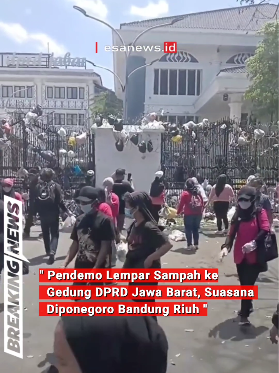 Bandung, Esanews.id – Aksi unjuk rasa di depan Gedung DPRD Jawa Barat, Jalan Diponegoro, Kota Bandung, pada Kamis (4/9/2025), berlangsung dengan cara unik sekaligus menyengat. Sejumlah kelompok masyarakat melakukan protes dengan melemparkan tumpukan sampah ke gerbang gedung wakil rakyat tersebut. Bau busuk menyebar hingga membuat suasana semakin ricuh. Kelompok yang mengatasnamakan diri Cipedes Melawan, Rakyat Anti Penggusuran, Dago Melawan, dan Sukahaji Melawan ikut serta dalam aksi ini. Mereka menilai pemerintah dan DPRD tidak berpihak pada masyarakat kecil. Dalam aksi tersebut, massa yang banyak terdiri dari ibu-ibu membawa serta sampah rumah tangga, kemudian menempelkannya ke pagar gedung dewan. Selain berorasi, mereka juga membacakan 10 tuntutan rakyat, antara lain: Mencabut kebijakan yang tidak pro-rakyat. Meningkatkan upah pekerja. Melindungi hak buruh dengan sistem kerja yang adil. Mewujudkan reforma agraria sejati dengan distribusi tanah untuk rakyat, bukan korporasi. Aksi itu menjadi simbol kekecewaan terhadap kinerja wakil rakyat yang dianggap tidak mendengar aspirasi masyarakat. Hingga berita ini diturunkan, aparat keamanan berjaga di sekitar lokasi untuk mengantisipasi eskalasi.