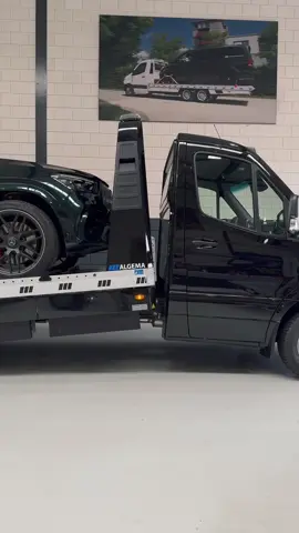 Mit dem hydr. Knickmechanismus und automatisch ausfahrbaren Ladeschienen be- und entladen Sie unvergleichbar schnell. Ohne Bücken, ohne schmutzige Hände, ohne Verletzungsgefahr, ohne körperlicher Anstrengung und für jeden leicht und alleine zu bedienen - inklusive komfortabler Funkfernsteuerung.  #ladeschienen #Knickmechanismus #hydraulisch #foryoupage #madeingermany 